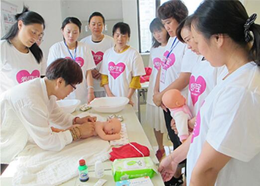 月嫂实操中 月嫂实操中
